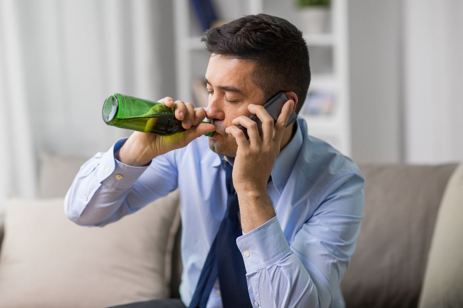 Mann trinkt Alkohol aus Stress